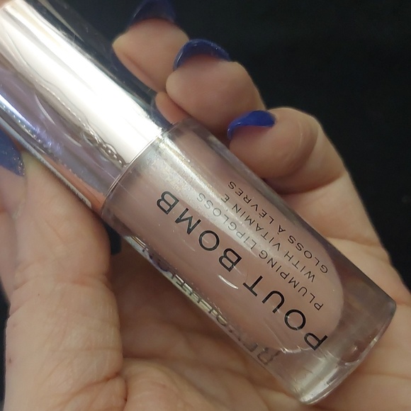 Makeup revolution pout bomb in Candy - Picture 2 of 3